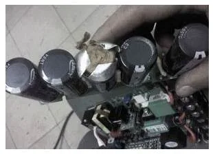 kapasitor elko meledak